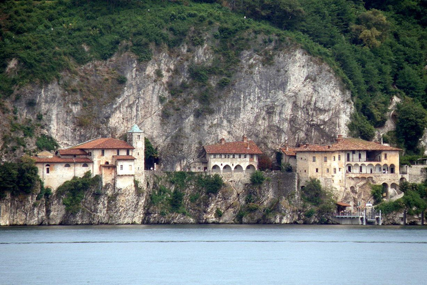 Stresa: Privat kryssning till Santa Caterina del Sasso