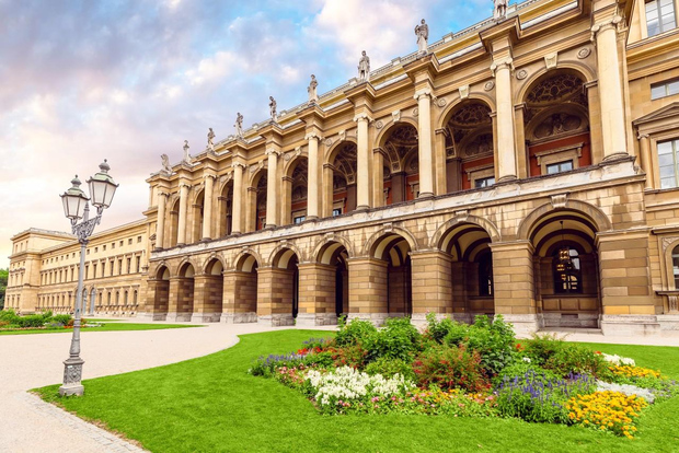 Munich: Residenz Palace, Museum and Treasury Private Tour
