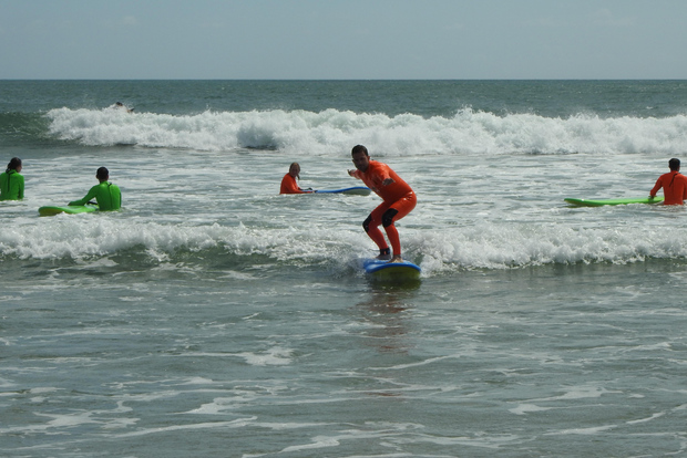 Sintra: lezione di surf di gruppo di 2 ore a Praia Grande