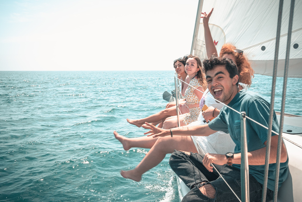 Barcellona: navigazione a mezzogiorno o al tramonto con open bar e snack