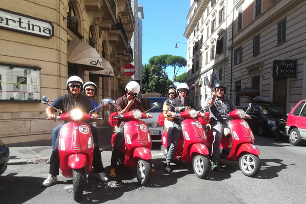 Rome: City Highlights Vespa Tour avec chauffeur