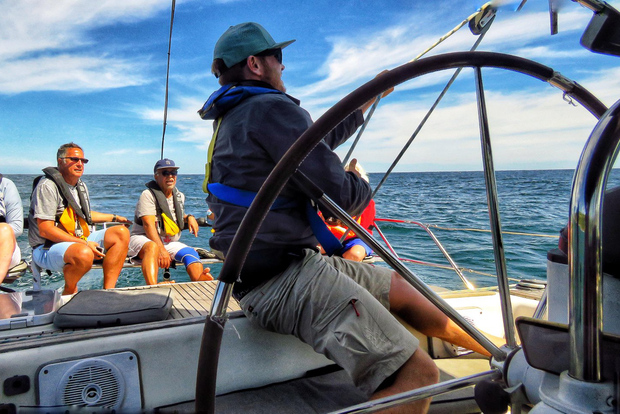 Knysna: 2,5-stündige Charter-Segeltour mit Mittagessen