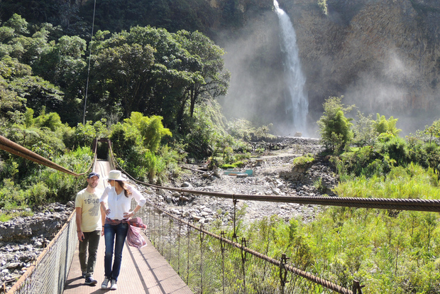 Von Quito aus: Tagesausflug nach Baños und zum oberen Amazonas