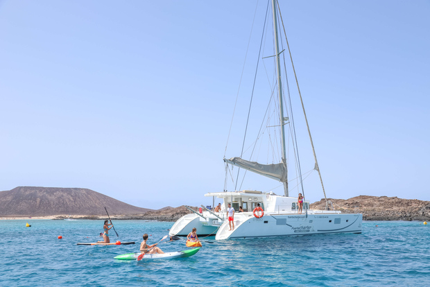 Corralejo: excursion d'une journée en catamaran pour adultes seulement sur l'île de Lobos