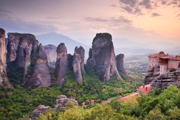 Kalabaka: Meteora Monasteries Minibus Tour with Photo Stops