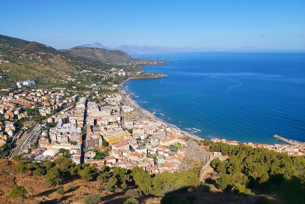 Cefalú: La Rocca arkeologiska park Vandring privat tur