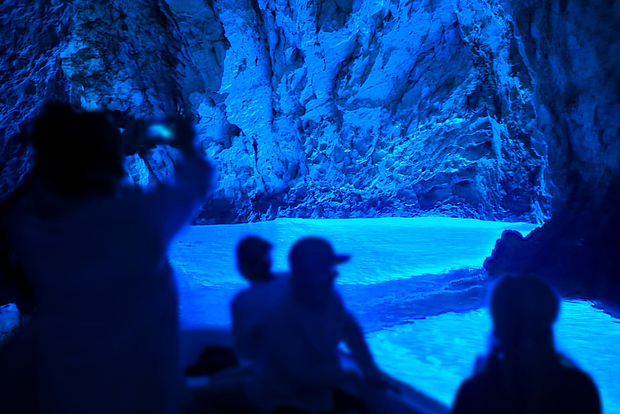 Von Trogir oder Split: Ganztagestour zur Blauen Höhle und zur Insel Hvar