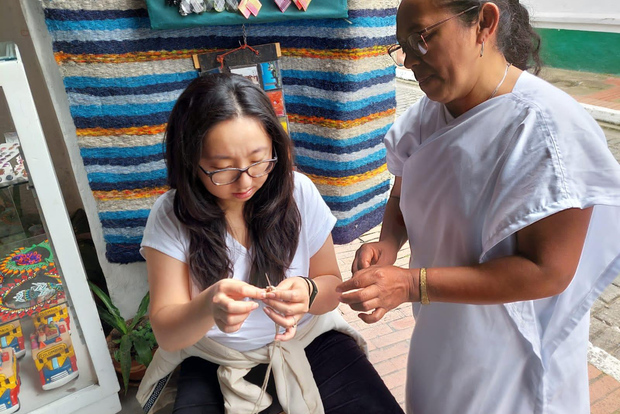 Bogotá: Traditionell colombiansk väskhantverksworkshop med dryck
