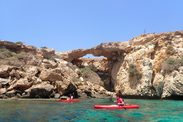Tour guiado privado en kayak de 4 horas por el Cabo Greco Oriental