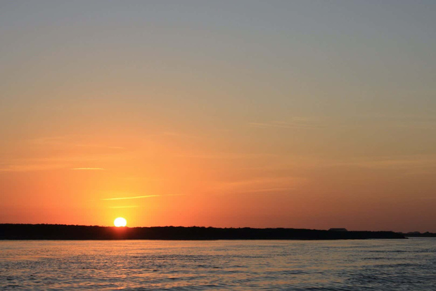 Faro: Tour guidato di Ria Formosa al tramonto in catamarano