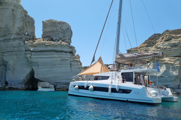 Milos: viaggio in catamarano Kleftiko e Poliegos con pasto e bevande