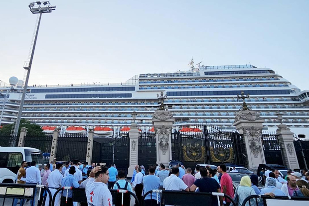Desde el puerto de Alejandría: tour privado a las pirámides de Giza y Sakkara.
