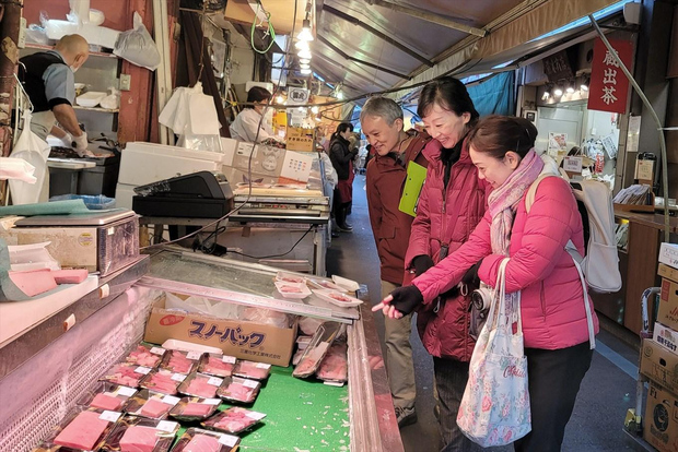 Tokyo: Tour guidato del mercato di Tsukiji ed esperienza di preparazione del sushi