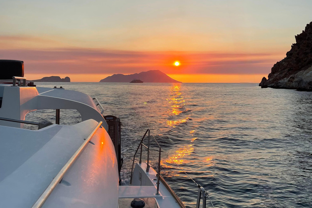 Milos: crociera in catamarano al tramonto con visita a Kleftiko