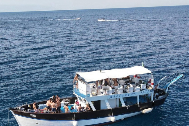 Ischia: Island Boat Tour with Neapolitan Lunch & Snorkeling