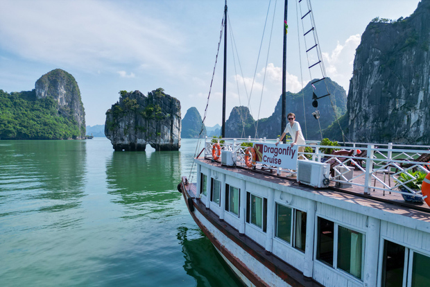 Hanoi: Islands & Caves Ha Long Cruise with Lunch & Kayaking