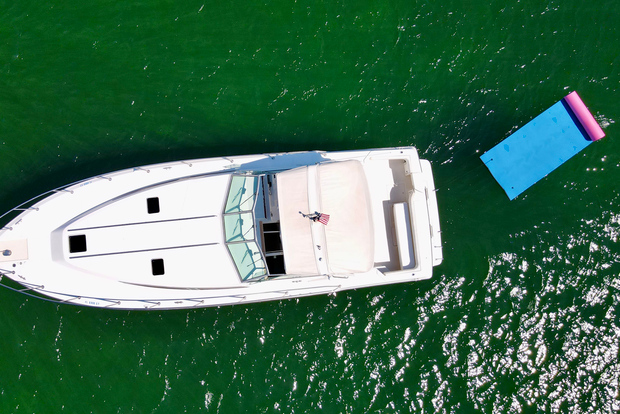 Miami: tour privato di noleggio yacht con champagne e boccaglio