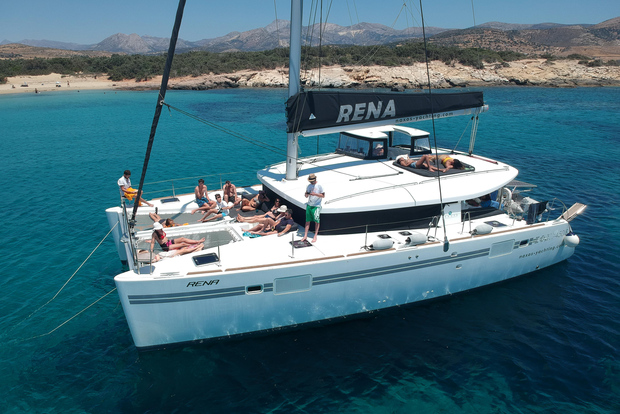Naxos: crociera in catamarano con soste per nuotare, cibo e bevande