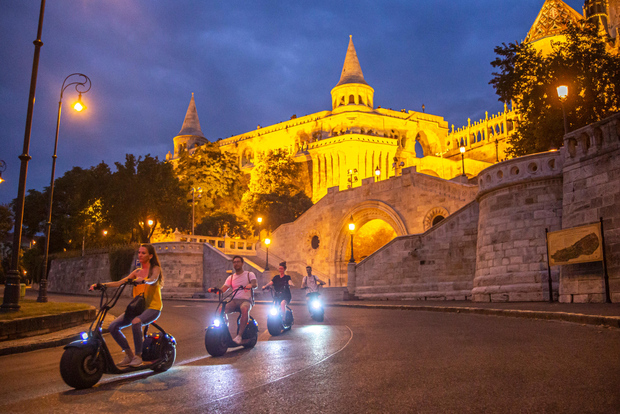 Budapest: Buda Castle E-Scooter Evening Tour