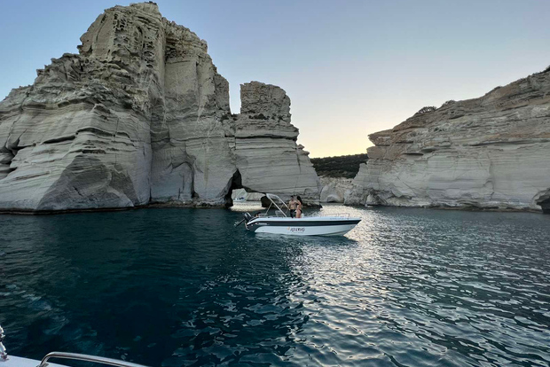 Milos: tour in barca senza skipper a Kleftiko