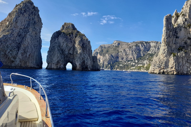 从萨勒诺出发：卡普里岛小团乘船游览