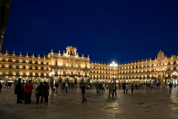 Salamanca: tour serale a piedi sulle leggende locali in spagnolo