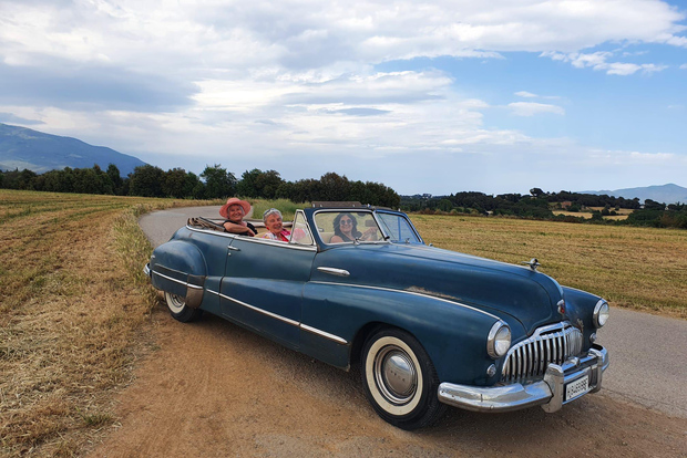 Barcelona: Private Oldtimer-Tour durch Barcelona und Sitges