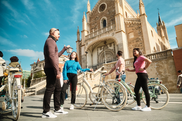 Madrid: Vintage Bike Tour of City Highlights - Small-Group