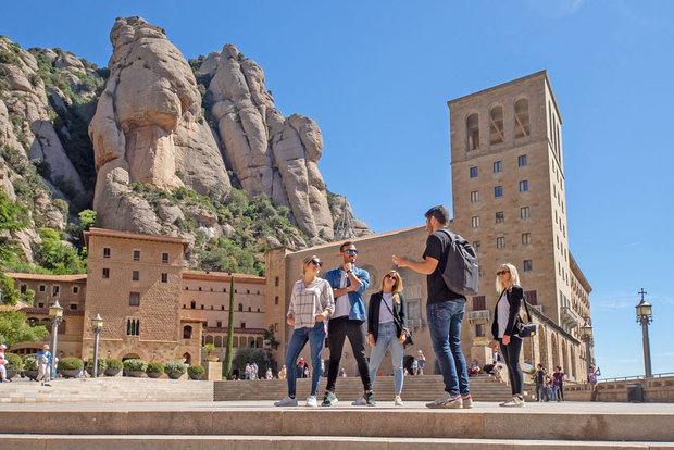 Barcelona: Montserrat, Girona & Costa Brava Guided Day Trip