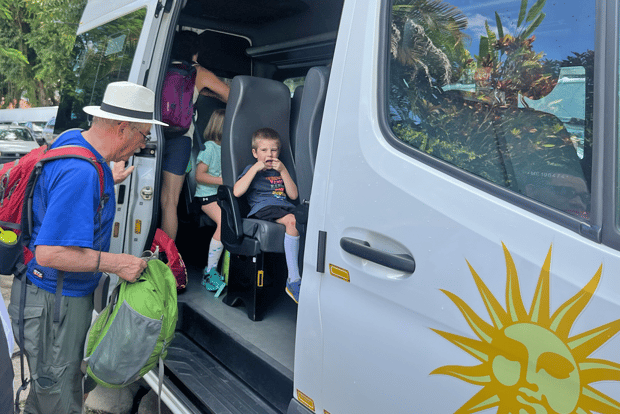 Desde Paraty: traslado compartido de ida a Angra dos Reis