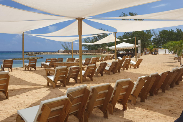 奥乔里奥斯：竹滩俱乐部提供午餐和鸡尾酒