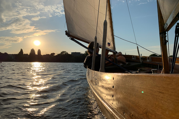Hamburgo: Paseo en velero por el río Alster con puesta de sol
