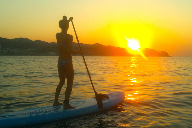 Lloret de Mar: giro in paddleboard all'alba con istruttore