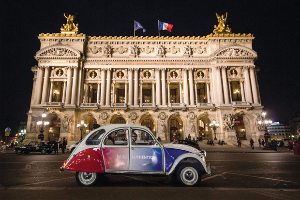 Parigi: Scopri Parigi di notte in un'auto d'epoca con un abitante del luogo