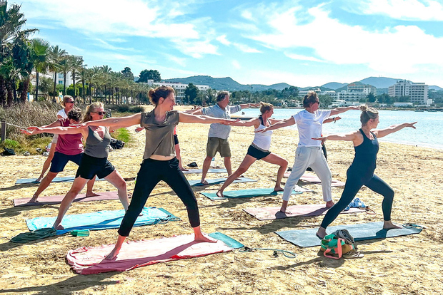 探索圣安东尼奥伊维萨岛的海滩瑜伽