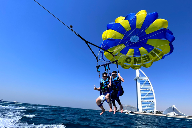 Dubai: Parasailing, gelato, foto e video del Burj Al Arab