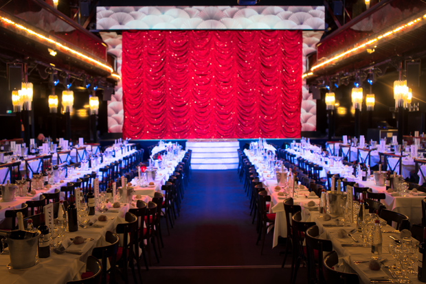 Parigi: spettacolo di cabaret "L'Oiseau Paradis" con pranzo e bevande