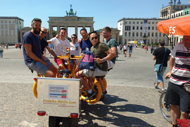 Berlin: Private Guided Sightseeing Tours with Funbikes