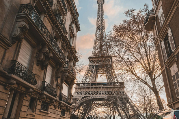 Eiffel Tower Reserved Access with Photoshoot stops