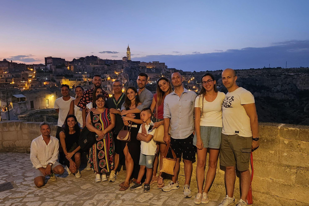 马泰拉之夜（意大利语）。洞穴房屋和教堂均包含在内。