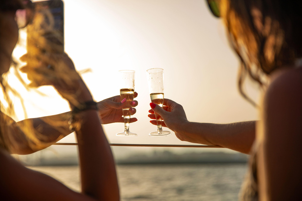 Alicante: Crociera in catamarano di 2 ore nel tardo pomeriggio