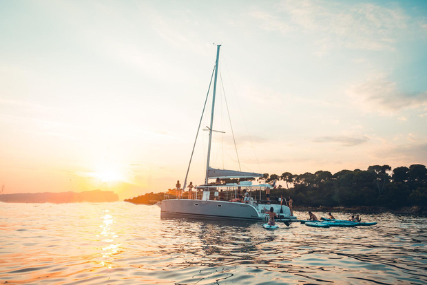 Марсель: Экскурсия на катамаране на закате с катанием на веслах и вином