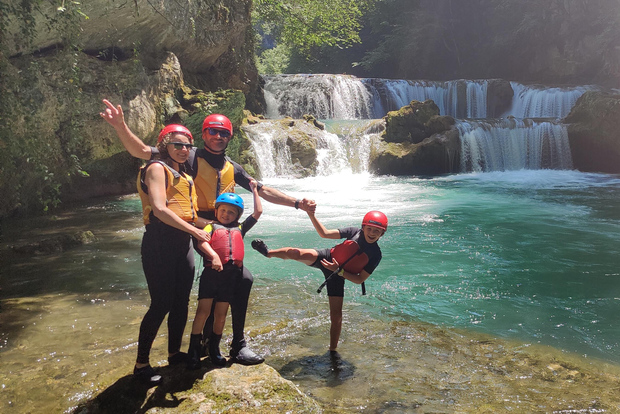 在天然纪念碑的 Mreznica 瀑布划皮艇