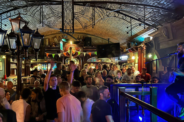 Berlino: giro dei pub e festa con shot gratuiti e accesso VIP al club