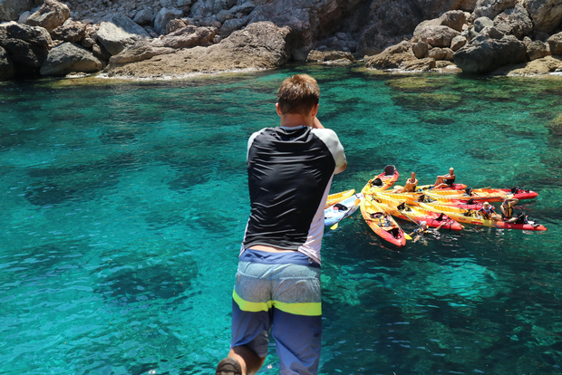 Pollença: Kayak e Coasteering Salto dalle scogliere