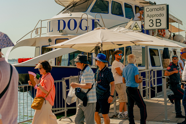 Murano & Burano: Boat Tour with Guide & Glass Factory Visit