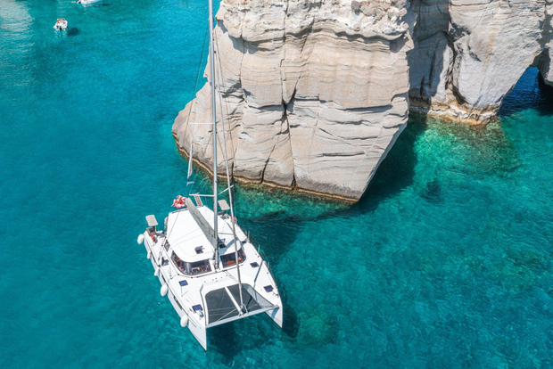 Milos: Kleftiko Morgen-Katamaranfahrt mit Mittagessen und Getränken