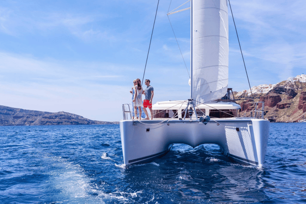 Santorini: crociera in catamarano nella caldera con pasto e bevande