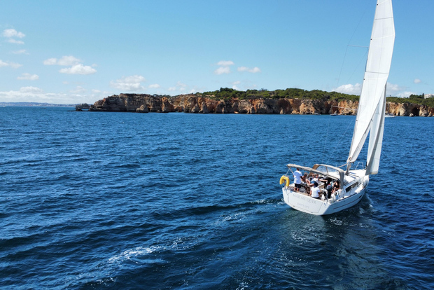 Portimão : visite privée en voilier avec baignade et dégustation de vin