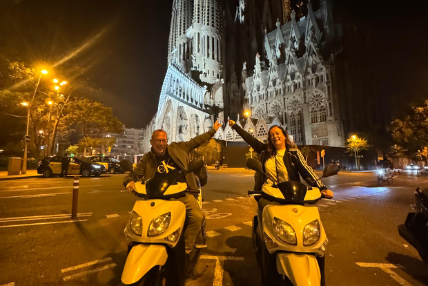 我的滑板车夜游巴塞罗那